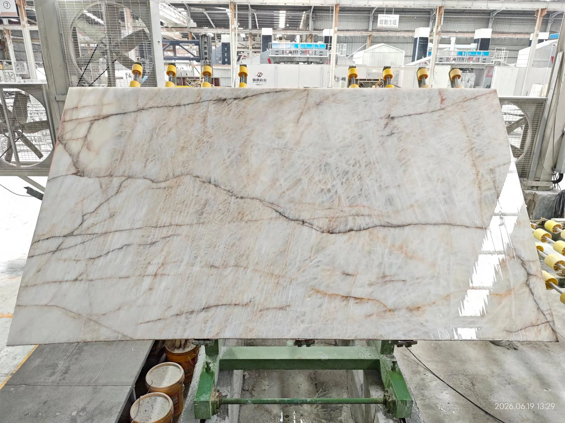 Cristallo Quartzite full slab photograph